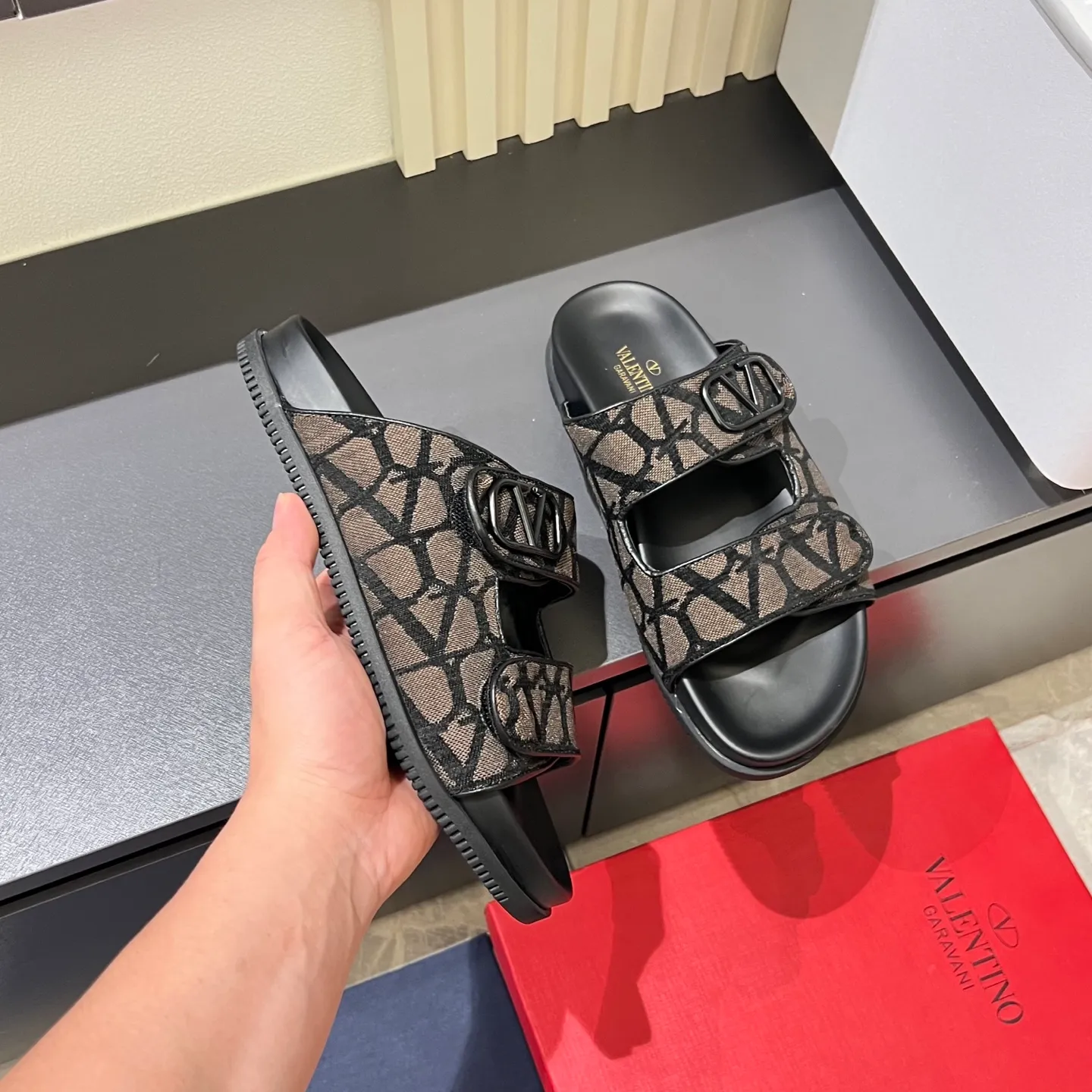 p300《VALENTINO》Warren Men🧍‍♂️Spring and Summer New Style. Cowhide logo flat slippers, elegant sandals, the same style worn by celebrities, original molding, imported calfskin. Rubber outsole. Soft and durable, full set of counter packaging, 38-44!